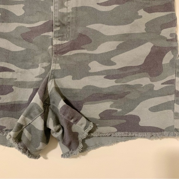 Maurices Vintage High Rise Camo 3.5 inch frayed hem shorts size 16 EUC - Picture 3 of 7